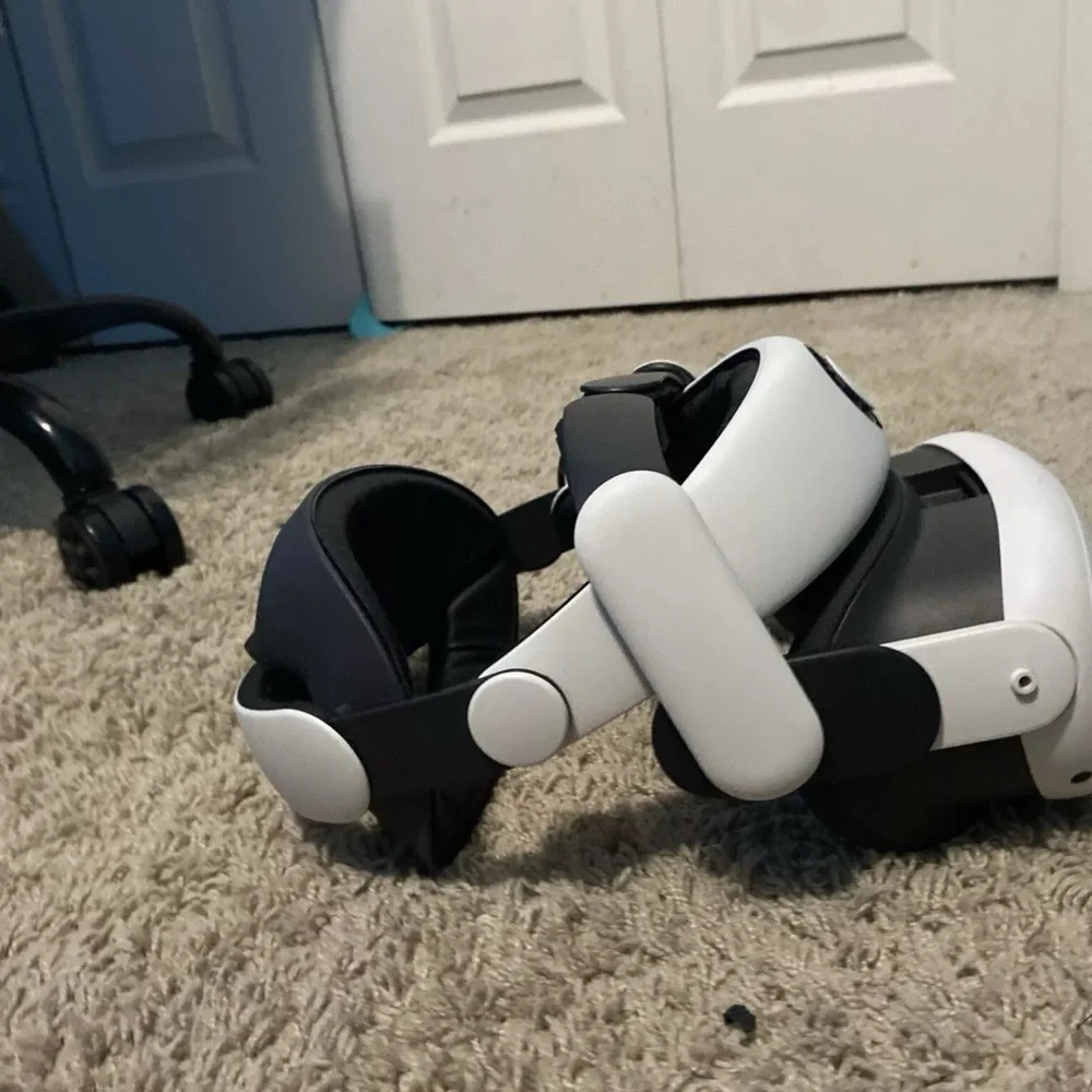 VR Headset with Adjustable Strap - White and Black 512 GB Quest 3 Nothing wrong